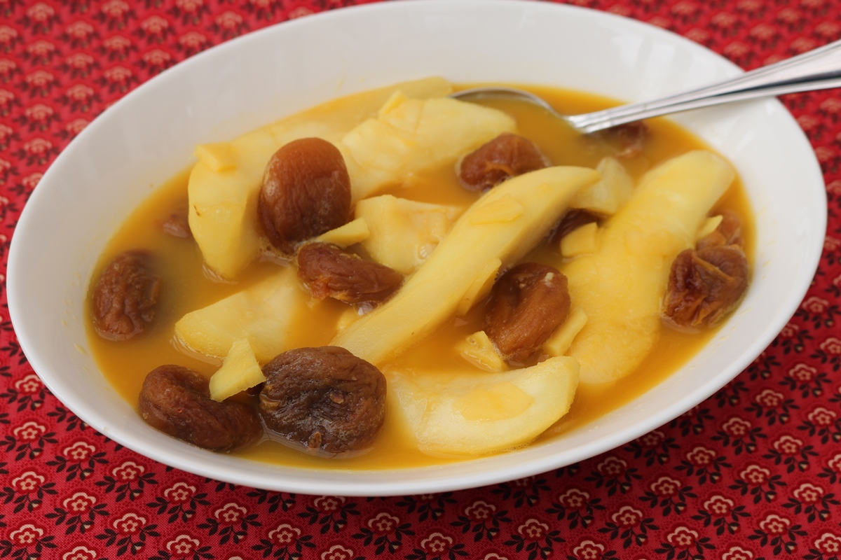 stewed pears with orange, ginger and dried apricots